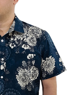 camisa azul marinho estampada