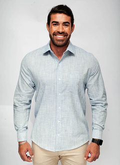 camisa azul claro