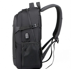 Mochila urbana impermeable con puerto USB y salida auriculares