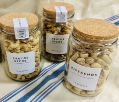 Frascos alacena con tapa de corcho y etiqueta personalizada, para frutos secos o cereales.
