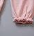 Jardineira de tecido com blusa manga longa na internet
