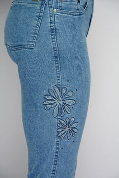 Chupín MISURI con flores bordadas azules (J5717) - Moravia Jeans