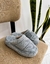 Pantufla con base y peluche (gris)