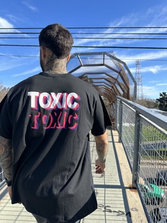 remera TOXIC oversize en internet