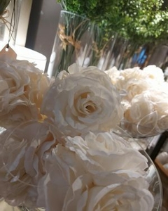 Bocha de rosas crema 10cm en internet