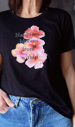 Remera happiness blooms from within DTF - Natalia Dubinsky Customizacion de prendas y Objetos