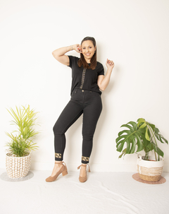 Jeans Bombay Bordado Negro - comprar online