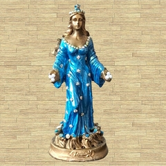 Iemanjá em resina, medindo 15cm, adornada com detalhes em azul e brilhos, representando a rainha do mar.  Estátua de 