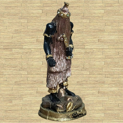  Omulu, Orixá das Doenças e Curativas, em resina, com adornos em detalhes dourados e pretos, medindo 16cm. Estátua de