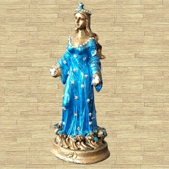 Iemanjá, a rainha do mar, com 15cm de altura, feita de resina e adornos brilhantes em azul.  Estátua de 
