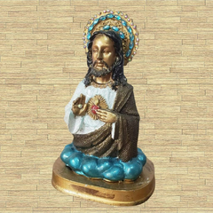 Busto em resina do Sagrado Coração de Jesus com adornos, medindo 17cm, apresentando detalhes em dourado e azul