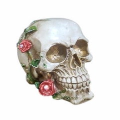 Caveira  com rosas vermelhas no rosto  e adornos 13 cm em resina - comprar online