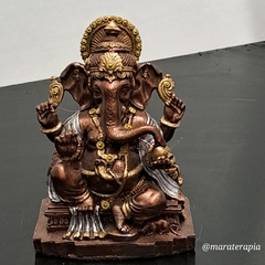 Ganesha sentado dourado MOD 02 resina 13cm resina com adorno