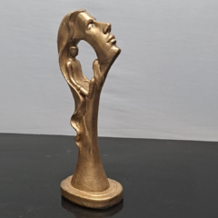 Escultura Face pensando  com casal em sua mente G1 30cm gesso metalização dourada