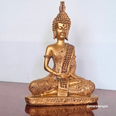 Escultura de buda hindu meditando 25cm em gesso dourado com adorno marrom