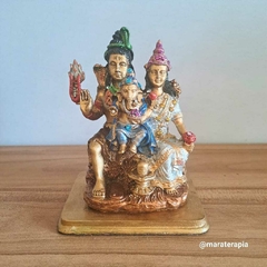 Família Divina Ganesha - Shiva, Parvati e Ganesha 15x12cm em resina importada com adornos