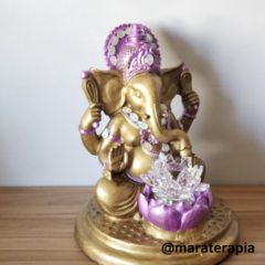 Estátua, Escultura, imagem de Lord Ganesha com Flor De Lotus cristal lilas 33cm gesso e adorno