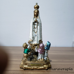 Nossa Senhora de Fátima com os 3 pastorinhos 23cm, em resina e adornos