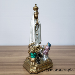 Nossa Senhora de Fátima com os 3 pastorinhos 23cm, em resina e adornos - comprar online