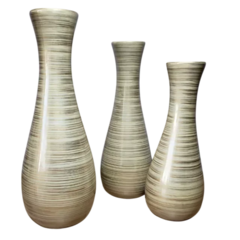 Trio de vasos em formato de garrafa grande, nas cores marrons e com filete dourado, ideal para decoração de interiores.