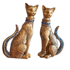 Casal de gatos de gesso com adornos em azul, ideal para decoração de interiores e rituais de bruxaria.