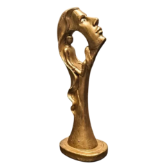 Escultura em gesso metalizado dourado representando uma face pensativa com um casal na mente, ideal para decoração de interiores.