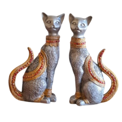 casal de gatos da sorte em gesso, com adornos coloridos e detalhes intricados, medindo 25 cm.