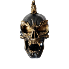 Caveira punk vampiro de 18cm feita de resina artesanal, com detalhes emvernizado e acabamento em preto e dourado.