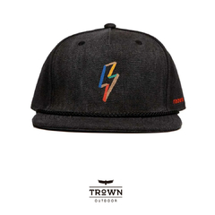 Gorra negra con diseño colorido de rayo en el frente, de la marca TROWN.