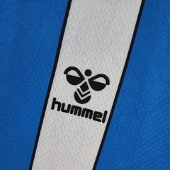 Camisa Málaga I 22/23 - Torcedor Hummel Masculina - Azul com detalhes em branco e preto - Skull Sports