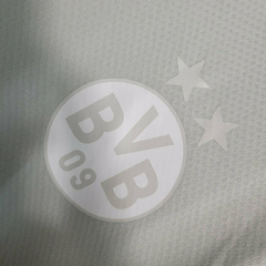 Imagem do Camisa Borussia Dortmund Treino 23/24 - Torcedor Puma Masculina - Cinza com detalhes em branco