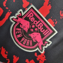 Imagem do Camisa Red Bull New York III 23/24 - Torcedor Adidas Masculina - Preta com detalhes em vermelho e rosa