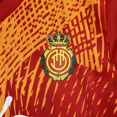 Kit Infantil Mallorca Edição Comemorativa Nike 23/24 - Vermelho com detalhes em amarelo - loja online