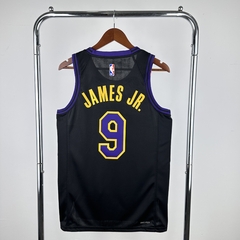 Camiseta Regata Los Angeles Lakers Preta Com Detalhes Em Amarelo e Roxo - Masculina - comprar online