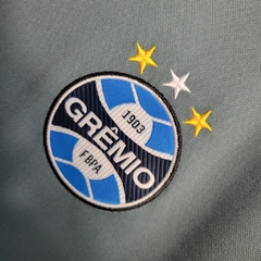 Imagem do Camisa Grêmio Treino 23/24 - Torcedor Umbro Masculina - Cinza com detalhes em preto