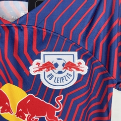 Kit Infantil Red Bull Leipzig II 23/24 - Nike - Azul com detalhes em vermelho - loja online