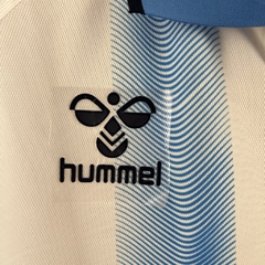 Camisa Málaga I 23/24 - Torcedor Hummel Masculina - Branca com detalhes em azul - Skull Sports