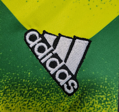 Camisa Arsenal Pré-Jogo 22/23 Torcedor Adidas Masculina - Amarelo, preto e verde. - comprar online