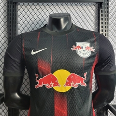 Camisa Red Bull Leipzig III 22/23 - Jogador Nike Masculina - Preta com detalhes em vermelho e amarelo - Skull Sports