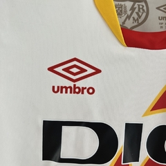 Kit Infantil Rayo Vallecano I 23/24 Umbro - Branco com detalhes em amarelo e vermelho - Skull Sports