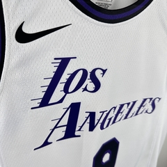 Camiseta Regata Los Angeles Lakers Branca Com Detalhes Preto e Roxo - Masculina na internet