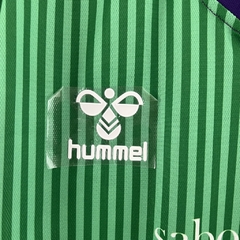 Camisa Málaga II 23/24 - Torcedor Hummel Masculina - Verde e roxo com detalhes em azul - Skull Sports