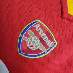 Kit Infantil Retrô Arsenal I 2004/2005 - Nike - Vermelho com detalhes em branco e amarelo - Skull Sports