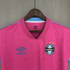 Camisa Grêmio Edição especial Outubro rosa 23/24 - Torcedor Umbro Feminina - Rosa com detalhes em azul na internet