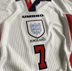 Camisa Retrô Seleção da Inglaterra I 1998 - Masculina Umbro - Branca com detalhes em azul e vermelho na internet