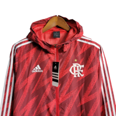 Jaqueta Corta-Vento Flamengo 23/24 Masculina Adidas - Vermelha com detalhes em preto e simbolo em branco - Skull Sports