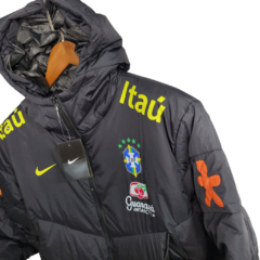 Jaqueta Corta-Vento Brasil 23/24 Masculino Nike - Preto com todos os patrocinios - Skull Sports