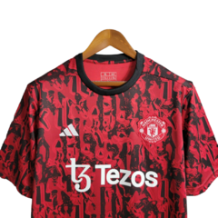 Camisa Manchester United Treino 23/24 - Torcedor Adidas Masculina - Vermelho com detalhes em preto e branco - Skull Sports