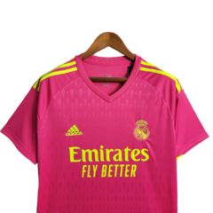 Camisa Real Madrid Goleiro 23/24 - Torcedor Adidas Masculina - Rosa com detalhes em amarelo - Skull Sports