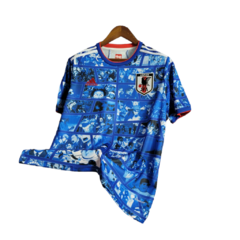 Camisa Japão Edição especial comemorativa 22/23 - Torcedor Adidas Masculina - Azul com detalhes de desenhos em quadrinhos - comprar online